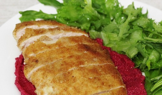 1. Этап. Куриный шницель на свекольном креме: И аккуратно выложить поверх крема.