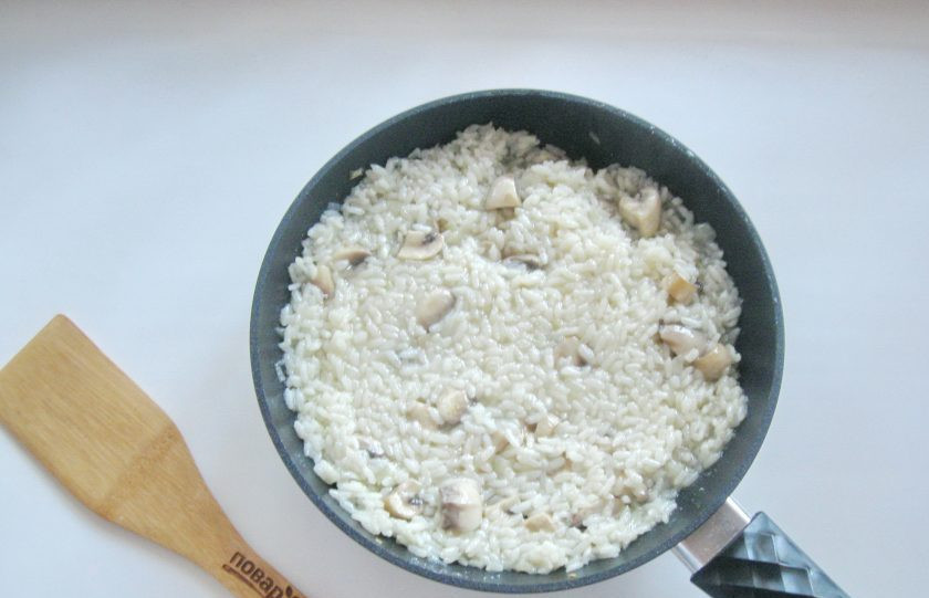 1. Этап. Ризотто с креветками и грибами: Влили половник бульона и выпариваем его, помешивая ризотто. Как только рис начнет густеть, снова наливайте половник бульона. И так до тех пор, пока рисинки не станут мягкими на вкус. Потребуется примерно 600-700 мл. бульона.