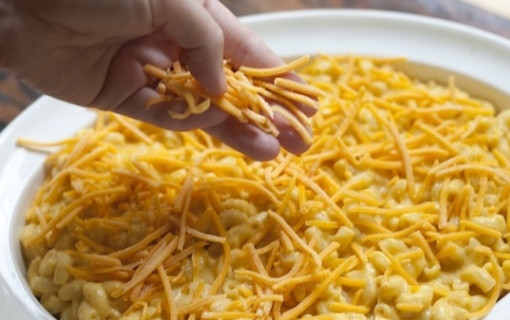 1. Этап. Запеканка из макарон с сыром в духовке: 7. Присыпьте заранее отложенным сыром и отправьте в разогретую до 200-210 градусов духовку.