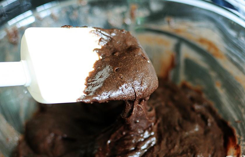 1. Этап. Шоколадный коблер: 2. Добавить молоко, растопленное сливочное масло и ванильный экстракт в мучную смесь. Перемешать до получения однородной массы.