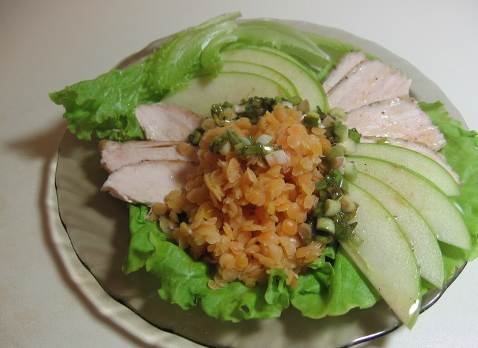 1. Этап. Салат из чечевицы с мясом: Замешиваем все ингредиенты в одной тарелке. Салат готов. Можно дать ему настояться в течение получаса. Приятного аппетита!