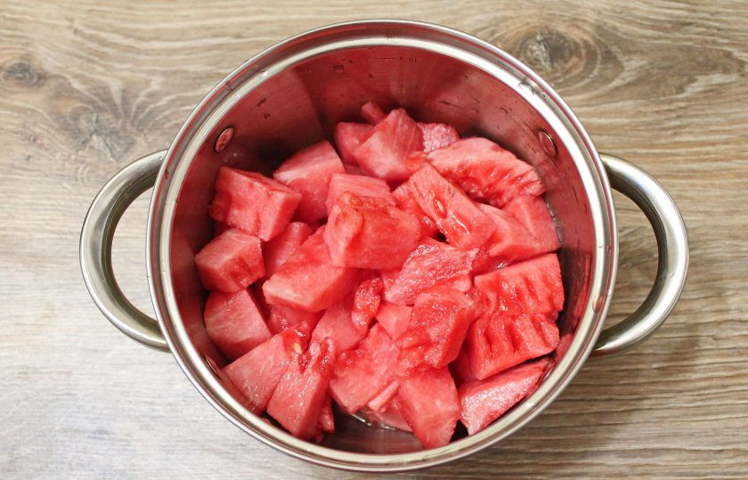 1. Этап. Настойка на арбузе: У арбуза удалите корку с белой частью и все зернышки. Порежьте его на куски и сложите в кастрюлю с толстым дном.