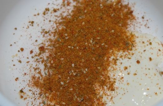 1. Этап. Куриные крылышки в сметане: 2. Сметану посолить и добавить специи. Рецепт приготовления куриных крылышек в сметане не имеет ограничений в специях. Это может быть самая обыкновенная смесь перцев или же приправы для курицы, готовые или собранные по вкусу.