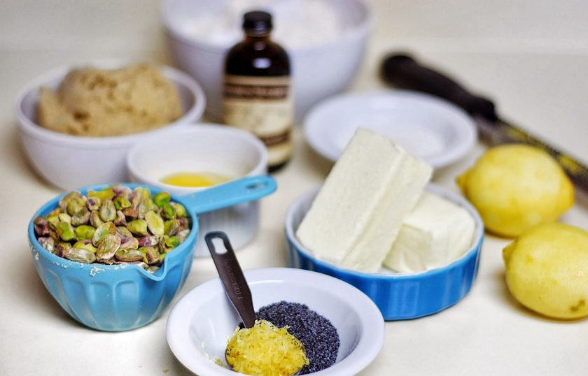 1. Этап. Печенье с фисташками и лимоном: 1. Масло растопите на водяной бане.