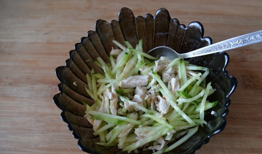 1. Этап. Салат из индейки и огурцов по-восточному: Заправляем салат заправкой, перемешиваем, оставляем настояться минимум на 1 час.