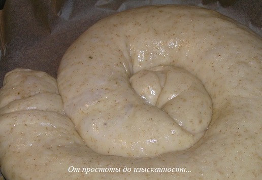 1. Этап. Энсаймада или Булочки-улитки: За это время и большой пирог-улитка подошел. Сбрызните его ледяной водой.