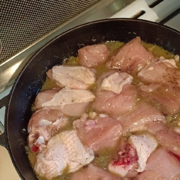 1. Этап. Курица в луковом соусе: Далее выложить кусочки курицы в луковую массу.