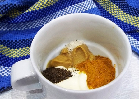 1. Этап. Горчичный маринад для свинины: В небольшой посуде соединим горчицу, соль, черный перец, карри, майонез и чеснок, выдавленный через пресс.