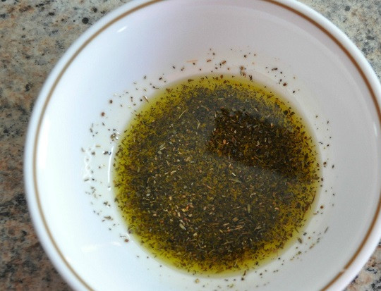 1. Этап. Куриная грудка с картошкой в духовке: 4. Особая изюминка этого блюда - заправка. В данный рецепт приготовления куриной грудки с картошкой в духовке используется оливковое масло, соль и перец, базилик и тимьян. При желании можно взять и другие специи, готовые наборы для курицы, например. Особую пикантность придаст 2-3 ложки сока лимона. Заправку как следует перемешать.