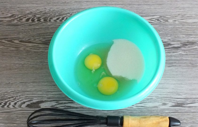 1. Этап. Шоколадная ватрушка с творогом: В чаше соедините яйца и сахар. Взбейте венчиком.