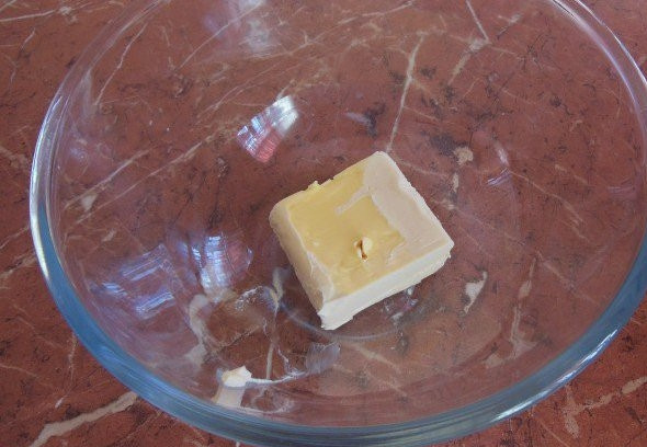 1. Этап. Кексы в формочках: Маргарин достаньте из холодильника и оставьте при комнатной температуре, тобы он стал мягким. Тем временем промойте изюм и залейте кипятком, пусть размокнет.