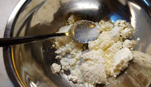 1. Этап. Шарлотка из сухарей с яблоками: Творог размять с молоком.