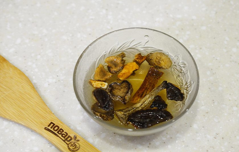 1. Этап. Кислые щи с перловкой: 3. Пока варится мясо, замочите грибы.