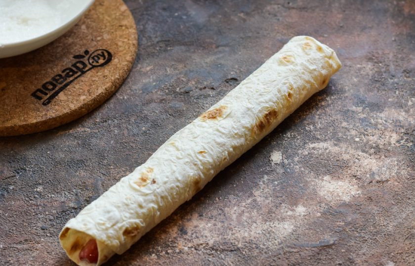 1. Этап. Пирог с абрикосами и клубникой в лаваше: Сверните лаваш трубочкой. Таким образом сделайте все заготовки лавашей — 5 штук.