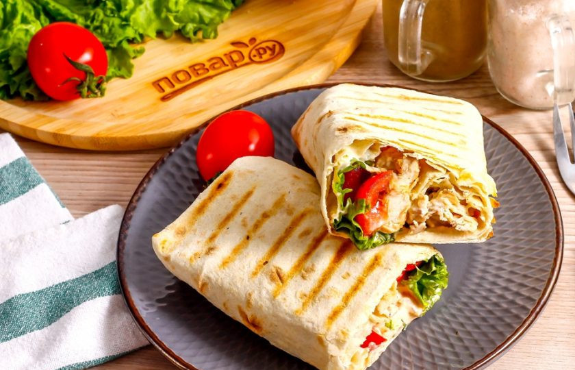 1. Этап. Курица в лаваше: Выложите лаваш на тарелку и разрежьте пополам, сразу же подайте к столу, пока блюдо горячее. Приятного аппетита!