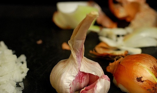 1. Этап. Паста с каракатицей: 1. Очистите луковицу и нарежьте её мелким кубиком. На сковороде разогрейте немного оливкового масла, отправьте туда лук. Обжарьте его до прозрачности. Очистите и измельчите чеснок, добавьте его к луку.