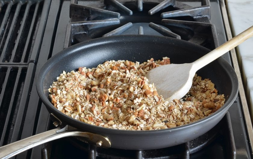 1. Этап. Шарики из овсянки и орехов: 1. Орехи измельчите на небольшие кусочки. Соедините их с хлопьями. Обжарьте смесь на разогретой сковороде в течение 5 минут, постоянно помешивая. В конце добавьте соль, корицу и пшеницу.