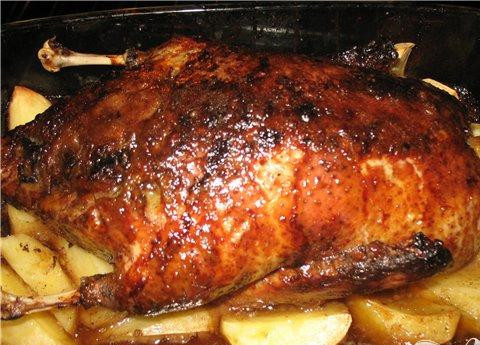 1. Этап. Утка, запеченная с грибами и картофелем: 5. Затем готовую утку выкладываем на блюдо и подаем вместе с грибами и печеной картошкой.