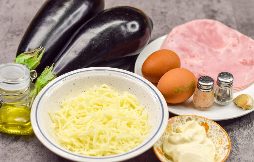 1. Этап. Рулет из баклажан, яиц и ветчины: Подготовьте все ингредиенты. Куриные яйца сварите вкрутую.