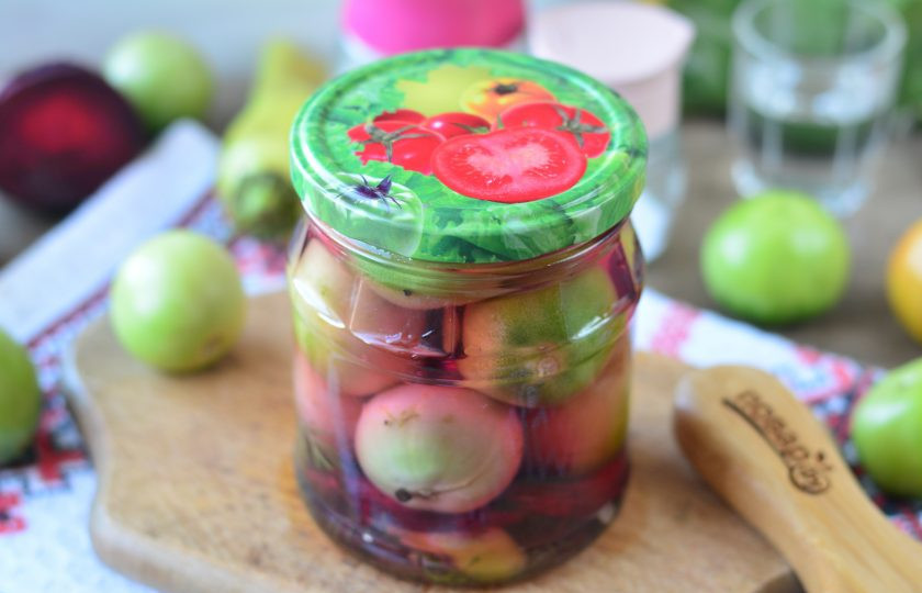 1. Этап. Зеленые помидоры со свеклой на зиму: Храните заготовку в темной кладовой или погребе. Выход — две банки объемом 0,5 литра. Приятного аппетита!