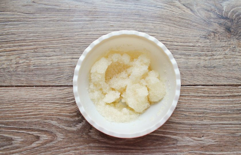 1. Этап. Конфеты с манго: Залейте желатин холодной, кипяченой водой и оставьте для набухания на 30-40 минут.