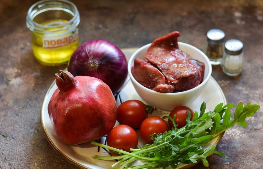 1. Этап. Салат с куриной печенью и гранатом: Подготовьте ингредиенты.