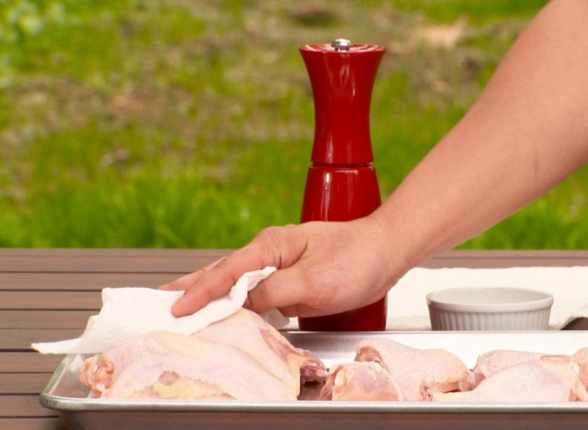 1. Этап. Курочка барбекю: 1. Промойте мясо под проточной водой и промокните лишнюю влагу бумажным полотенцем.