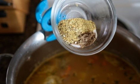 1. Этап. Гороховый суп: 4. Добавьте соль, перец, лавровый лист и другие специи для вкуса и аромата.