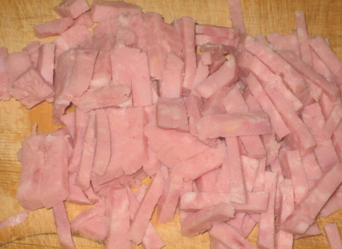 1. Этап. Салат грибной с ветчиной: Ветчину нарежьте соломкой.