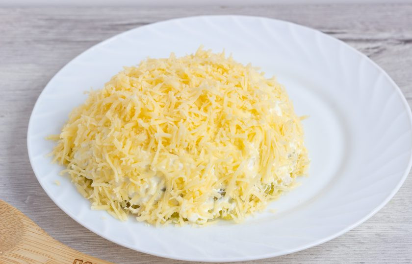 1. Этап. Салат Ананас с курицей и грибами: После яиц обмажьте тонким слоем майонеза всю 