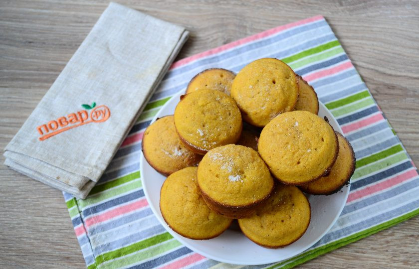 1. Этап. Тыквенно-кукурузные кексики: Запекайте кексы в духовке 20-30 минут при температуре 180 градусов. Готовность проверяйте деревянной шпажкой или спичкой.