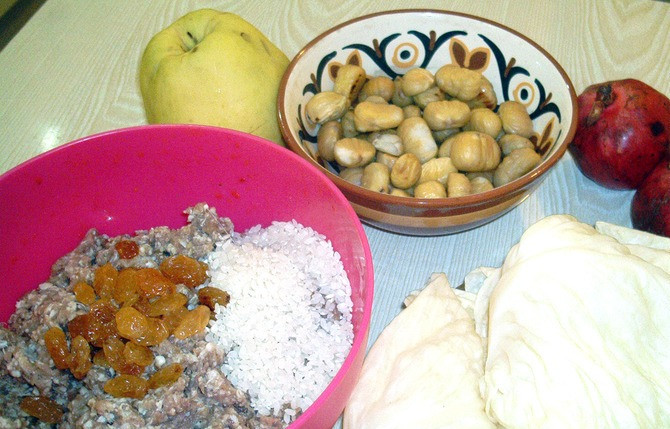 1. Этап. Долма из капусты: Подготавливаем ингредиенты. Отвариваем каштаны, очищаем, после чего жарим на сковороде. Капусту ставим томиться в СВЧ-печке при максимальной мощности на пять минут. Рис моем, баранину пропускаем через мясорубку, лимон моем, лук чистим и нарезаем.