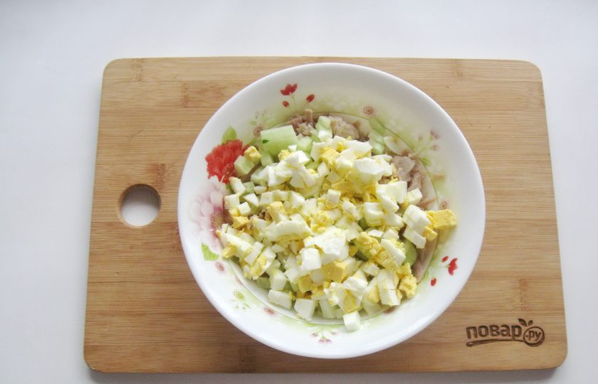 1. Этап. Салат Воронье гнездо: Куриные яйца сварите вкрутую, охладите, очистите. Мелко нарежьте и добавьте в салат.