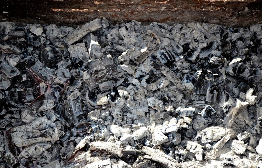 1. Этап. Куриная грудка на мангале: Когда мангал готов, выложите грудку на решетку.