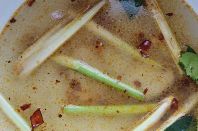 1. Этап. Суп Том ям с кокосовым молоком: Кипятим рыбный бульон, добавляем в него лемонграсс, галангал и листья лайма. Добавляем кашицу из чеснока и перца. Варим 2 минуты.