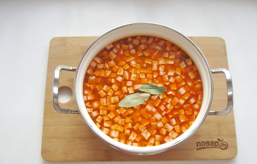 1. Этап. Солянка без копченостей: Посолите и поперчите по вкусу, добавьте лавровый лист.