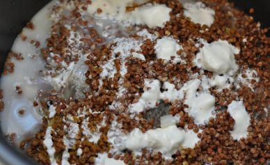 1. Этап. Гречка с рыбой в мультиварке: Высыпаем гречку поверх рыбы с луком, добавляем сметану, специи,солим и перчим. Можно добавить измельченный зубчик чеснока. Заливаем стакан воды и закрываем крышку мультиварки. Устанавливаем режим 