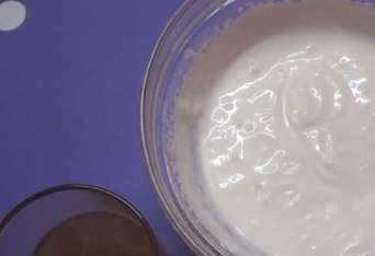 1. Этап. Рулеты из блинов с начинкой: Желатин замачиваем в 100 мл. воды, а затем распускаем на водяной бане до полного растворения крупинок. Взбиваем сметану с сахаром, вводим в нее остывший желатин, взбиваем. Ставим в холодильник минут на 5-10, чтобы масса слегка загустела.