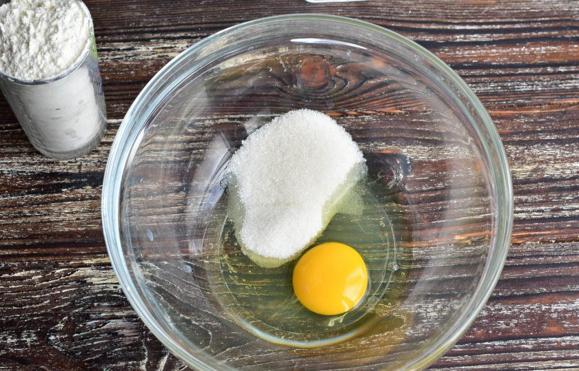 1. Этап. Печенье Недотрога: В миску вбейте куриное яйцо, всыпьте соль и сахар.
