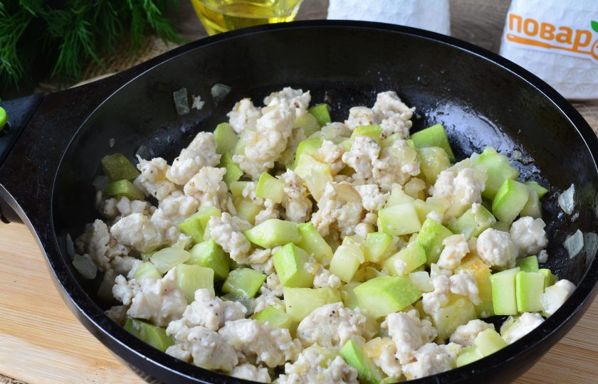 1. Этап. Макароны с фаршем и кабачками: Обжаривайте овощи с фаршем 5-6 минут, помешивая.
