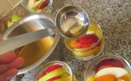 1. Этап. Желе с кусочками фруктов: Теперь раскладываем нарезанные фрукты по формам и заливаем их горячим соком с желатином. Даем остыть, а затем ставим в холодильник до полного застывания. Вот такая красота у нас получается. Приятного всем аппетита!