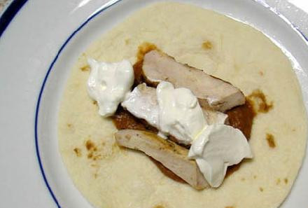 1. Этап. Фахитас с курицей: Добавляем сметану.