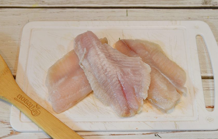 1. Этап. Треска по-китайски: 1. Филе рыбы разморозьте, помойте и обсушите.