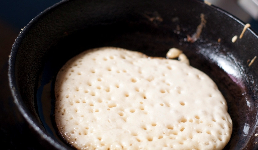 1. Этап. Творожные блинчики: В разогретое растительное масло на сковороде вливайте тесто и распределяйте по дну.