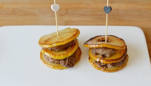 1. Этап. Закусочный мильфей из яблок с печенью: Подаём закуску, как горячее блюдо или, как холодную закуску. Приятного аппетита!