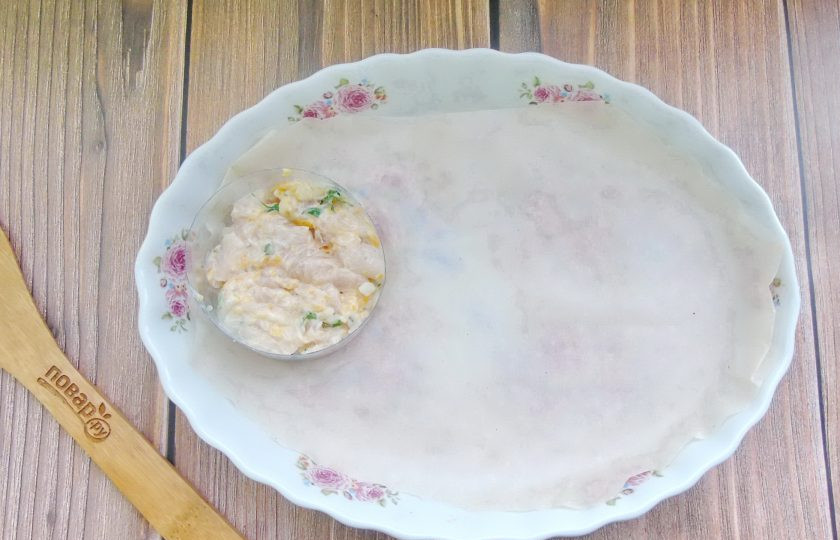 1. Этап. Рубленые котлеты из индейки и тыквы в духовке: В форму для выпекания постелите пергамент. Поставьте кольцо диаметром 7-8 см. В кольцо выложите фарш.