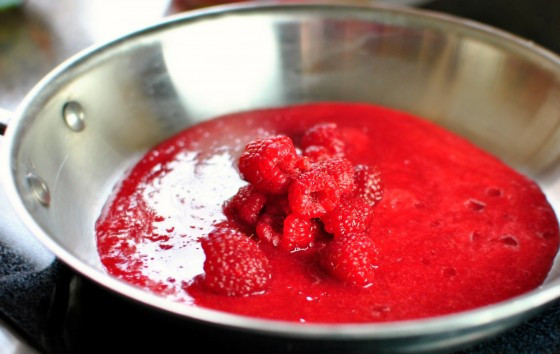 1. Этап. Малиновый джем: 5. Ягодное пюре перелейте в сотейник, кастрюльку или сковороду. Если хотите, добавьте немного целых ягод. Джем получится с ягодными кусочками.