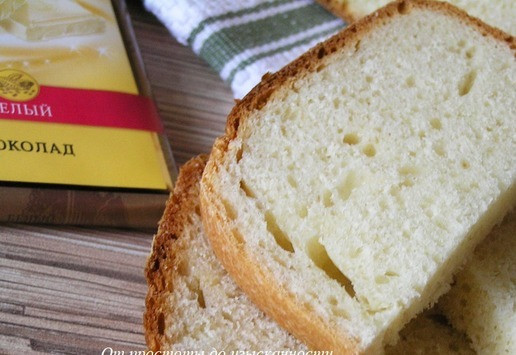 1. Этап. Молочный хлеб с белым шоколадом: Нарежьте на кусочки и подавайте.