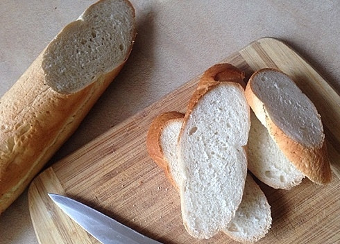 1. Этап. Брускетта: В идеале брускетту готовят из чиабатты, но можно за основу взять любой белый хлеб. Нарезаем его ломтиками толщиной чуть больше 1 см.