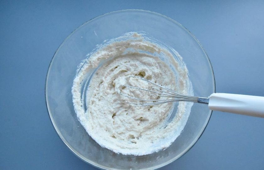 1. Этап. ПП капкейки: Смешайте венчиком ингредиенты для теста в однородную смесь.